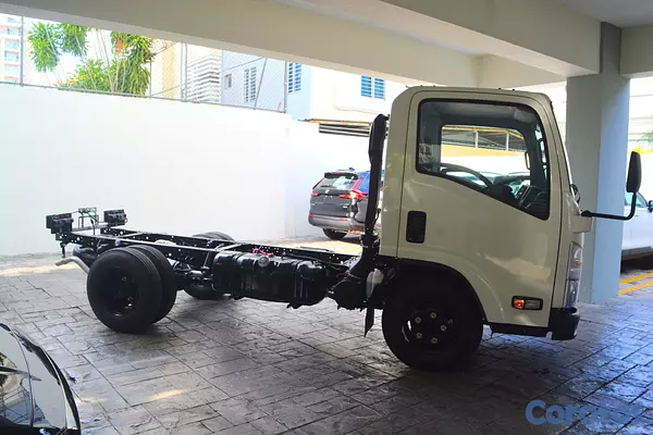 camiones y vehiculos pesados - Isuzu QMR 12 Pies 6