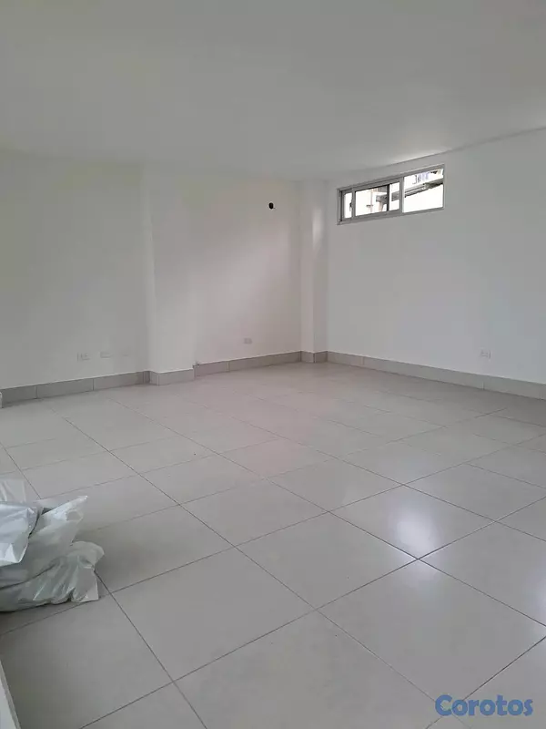 oficinas y locales comerciales - alquilo local 33 mts  2do piso en los prados  7