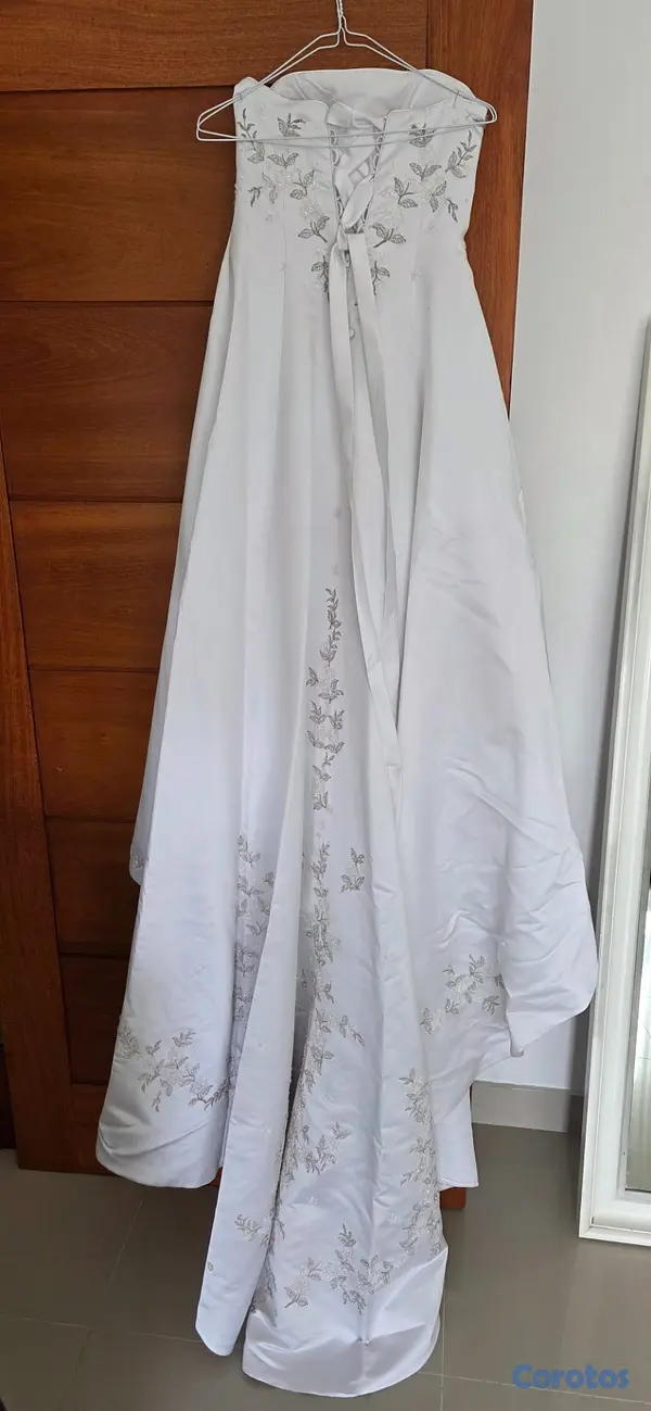ropa para mujer - Vestido de Novia con cola 3