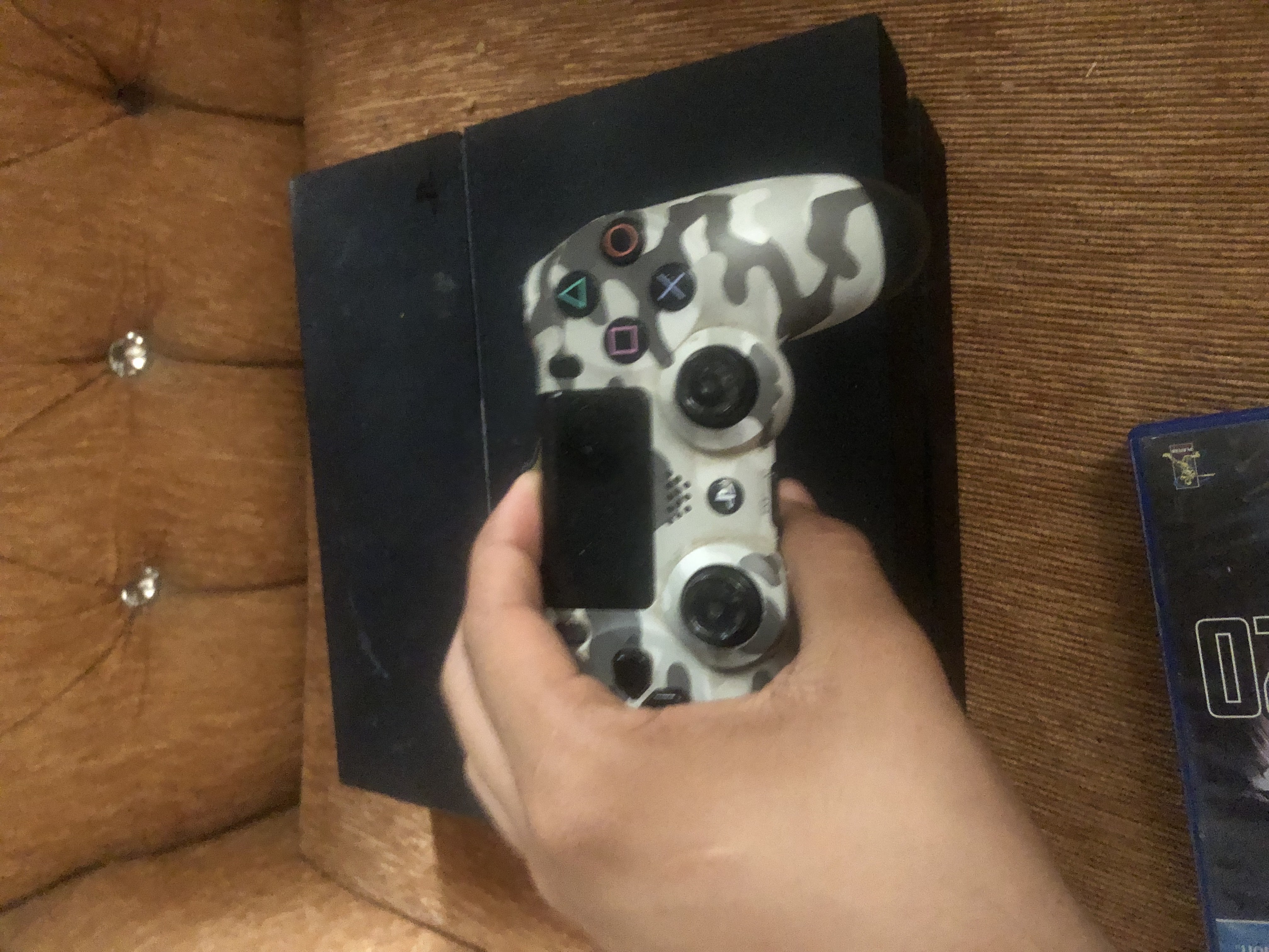 consolas y videojuegos - PlayStation 4 negro en excelente estado + control 4