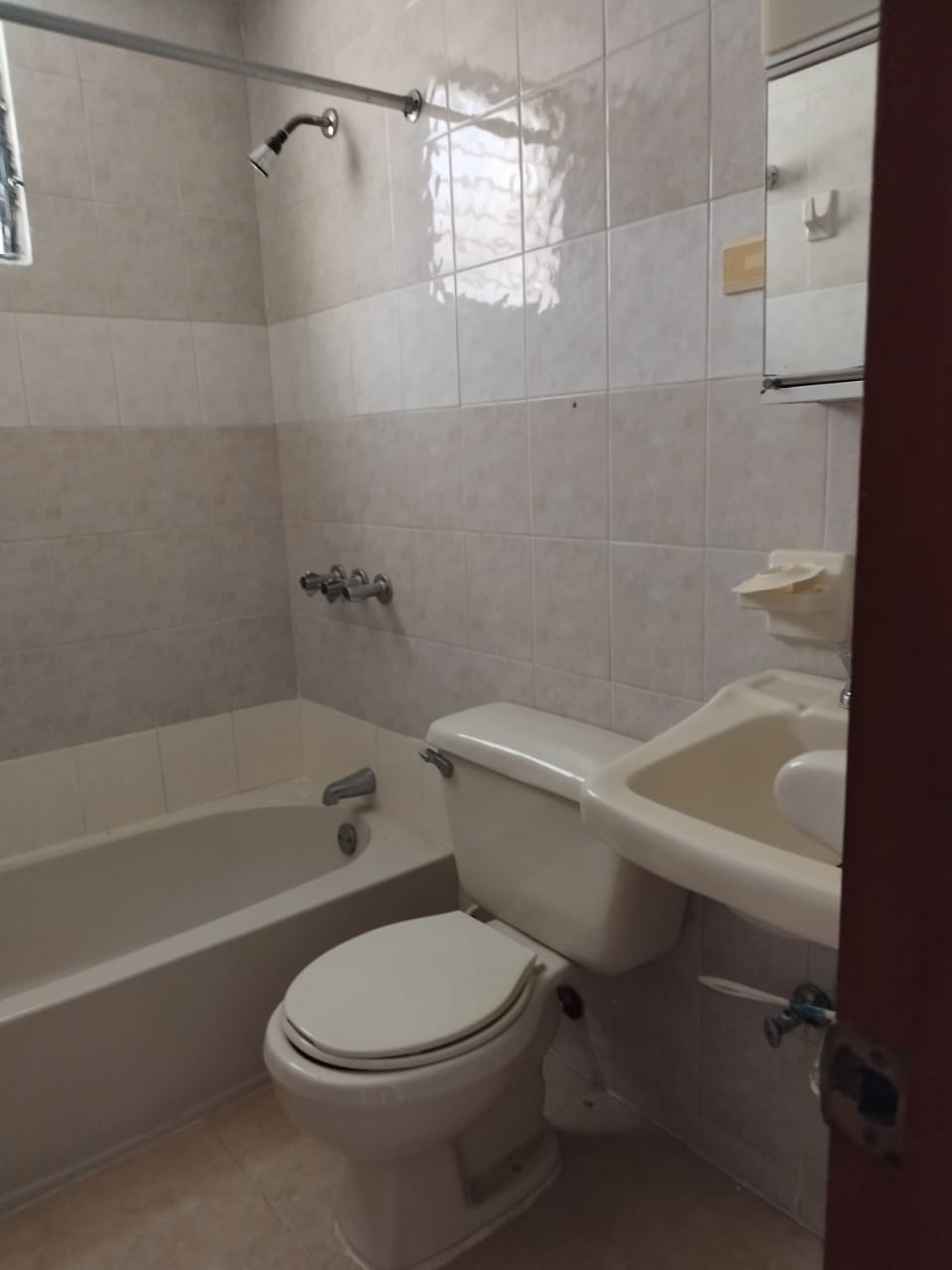 apartamentos - Se Alquila Apartamento en La Española  (primer nivel) de 140  mts.  8