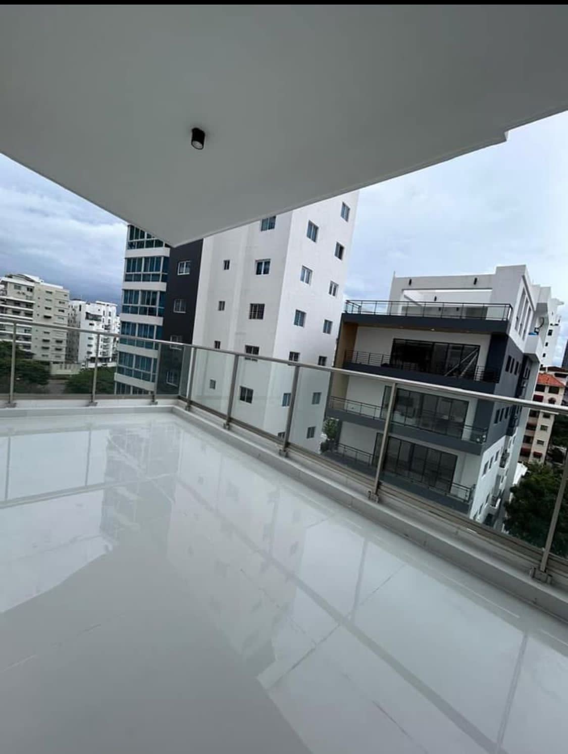 apartamentos - Vendo Urb real puso 11 tres habitaciones con baño  0