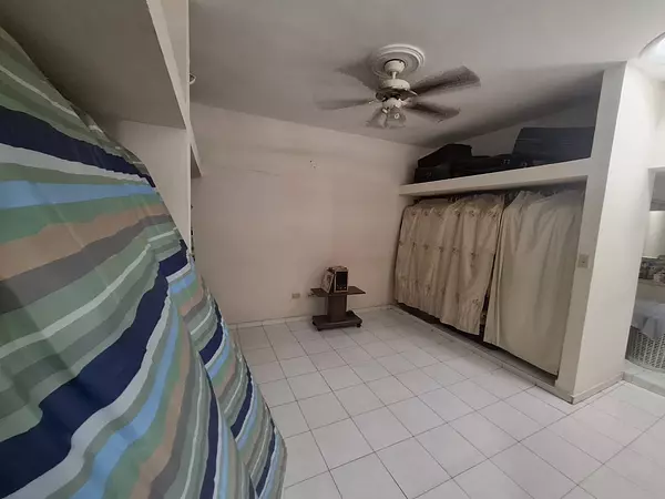 solares y terrenos - Venta de Local C. y Vivienda Zona Universitaria 8