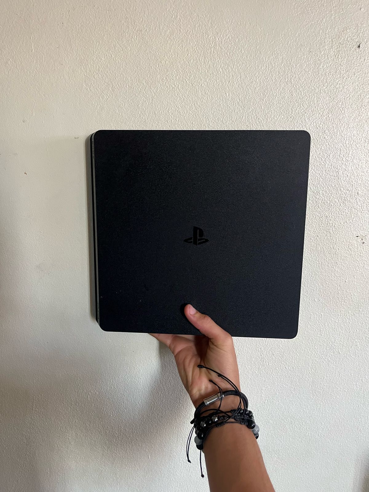 consolas y videojuegos - Ps4 silm de 1tb con 3 controles y 4 juegos 