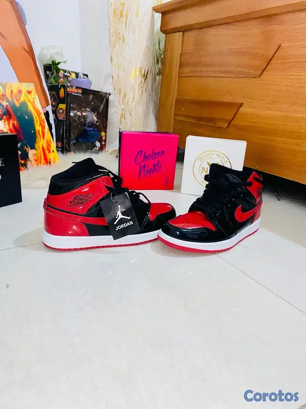 ropa para hombre - Tengo disponible esta grasa: Jordan 1 de charol.
 3