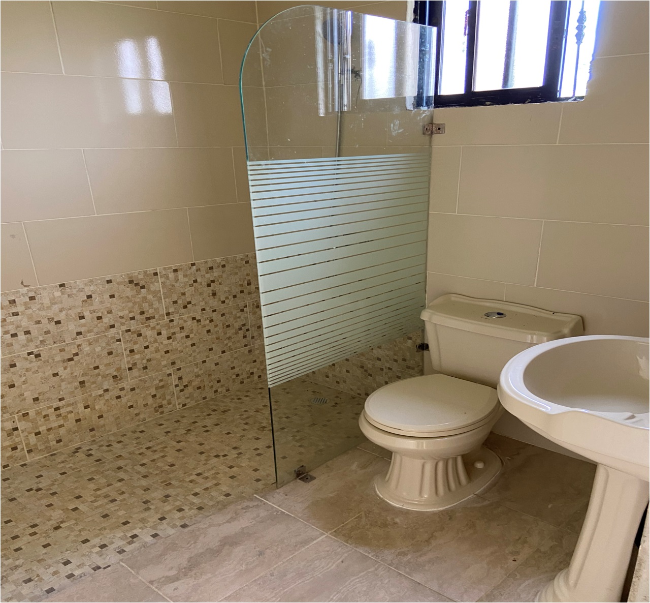 casas - Casa 2 Niveles en Buena vista 2da., REMODELADA Y REBAJADA, dividida en 3 VIVIEND 2