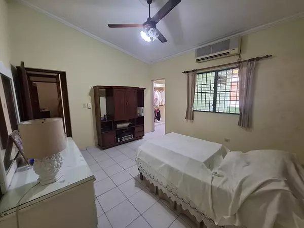 solares y terrenos - Venta de Local C. y Vivienda Zona Universitaria 9