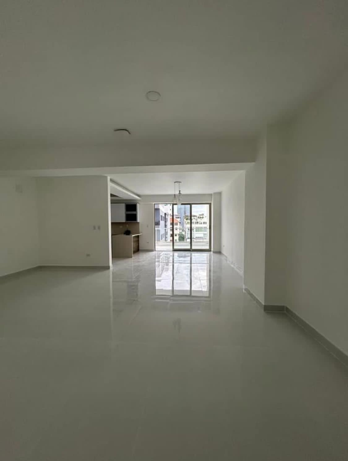 apartamentos - Vendo Urb real puso 11 tres habitaciones con baño  2