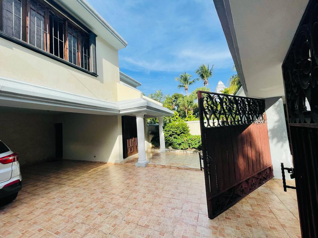 casas - Venta de casa de lujo con piscina en el Distrito Nacional Sector los cacicazgos 3
