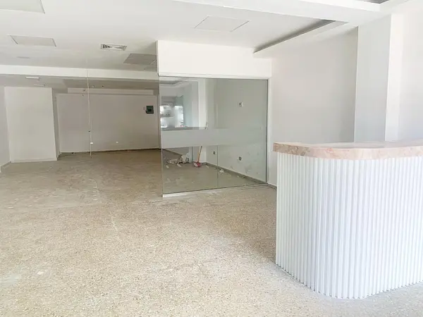 oficinas y locales comerciales - Local céntrico y amplio  4