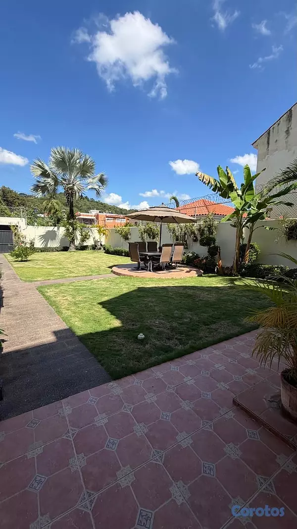 casas -  Oportunidad Única: Amplia Casa en Los Cerros  por US$285,000  12