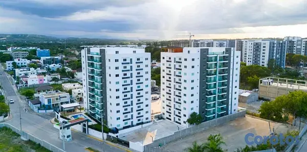 apartamentos - SE VENDE HERMOSO Y ESPACIOSO PRIMER NIVEL EN AVE. HISPANOAMERICANA, SANTIAGO 2