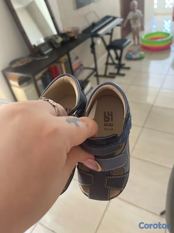 ropa y zapatos - vendo dos pares de zapatos y dos shorts de bebé  5