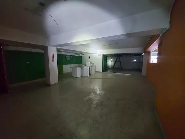oficinas y locales comerciales - Alquilo Local  1,400 mts 27 febrero  proximo a la privada
 8