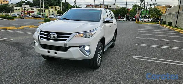 jeepetas y camionetas - Toyota fortuner 2018  3