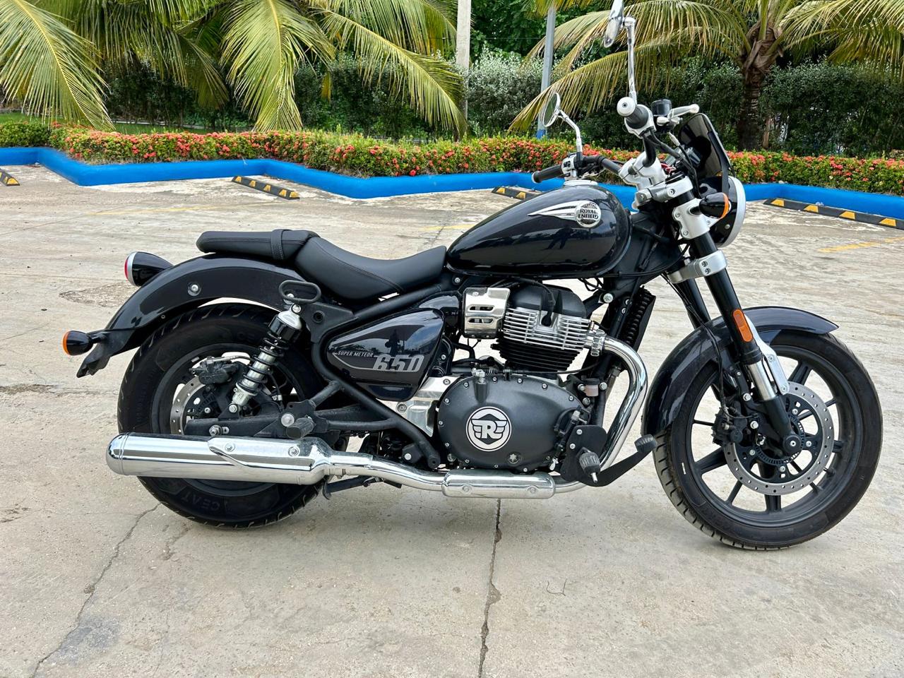 motores y pasolas - Royal Enfield Super Meteor 650 – Como Nueva 0