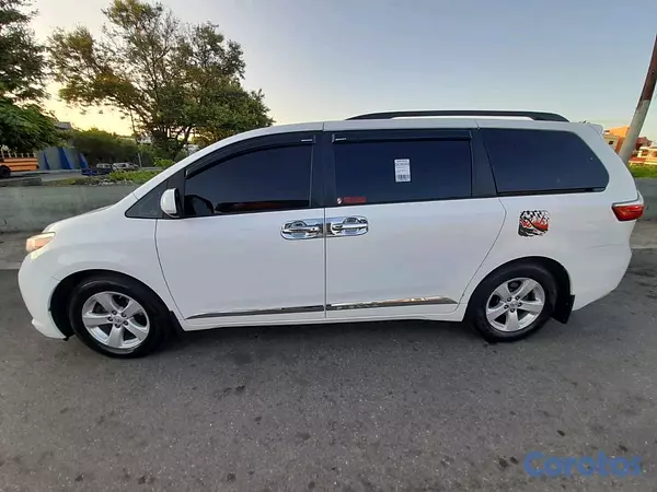 jeepetas y camionetas - Toyota sienna 2016 4