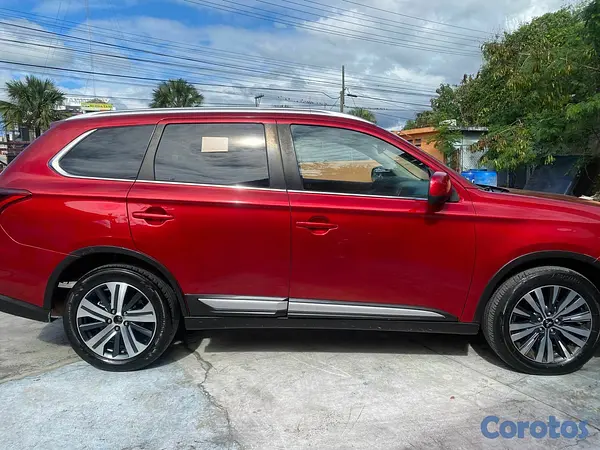 jeepetas y camionetas - MITSUBISHI OUTLANDER 2020 3