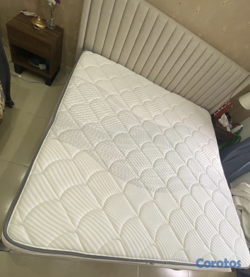 muebles y colchones - Cama King en tela beige y patas marrones  2