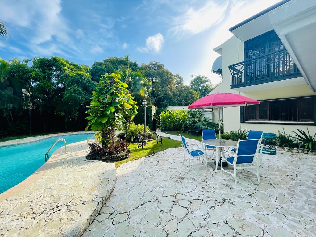 casas - Venta de casa de lujo con piscina en el Distrito Nacional Sector los cacicazgos 5