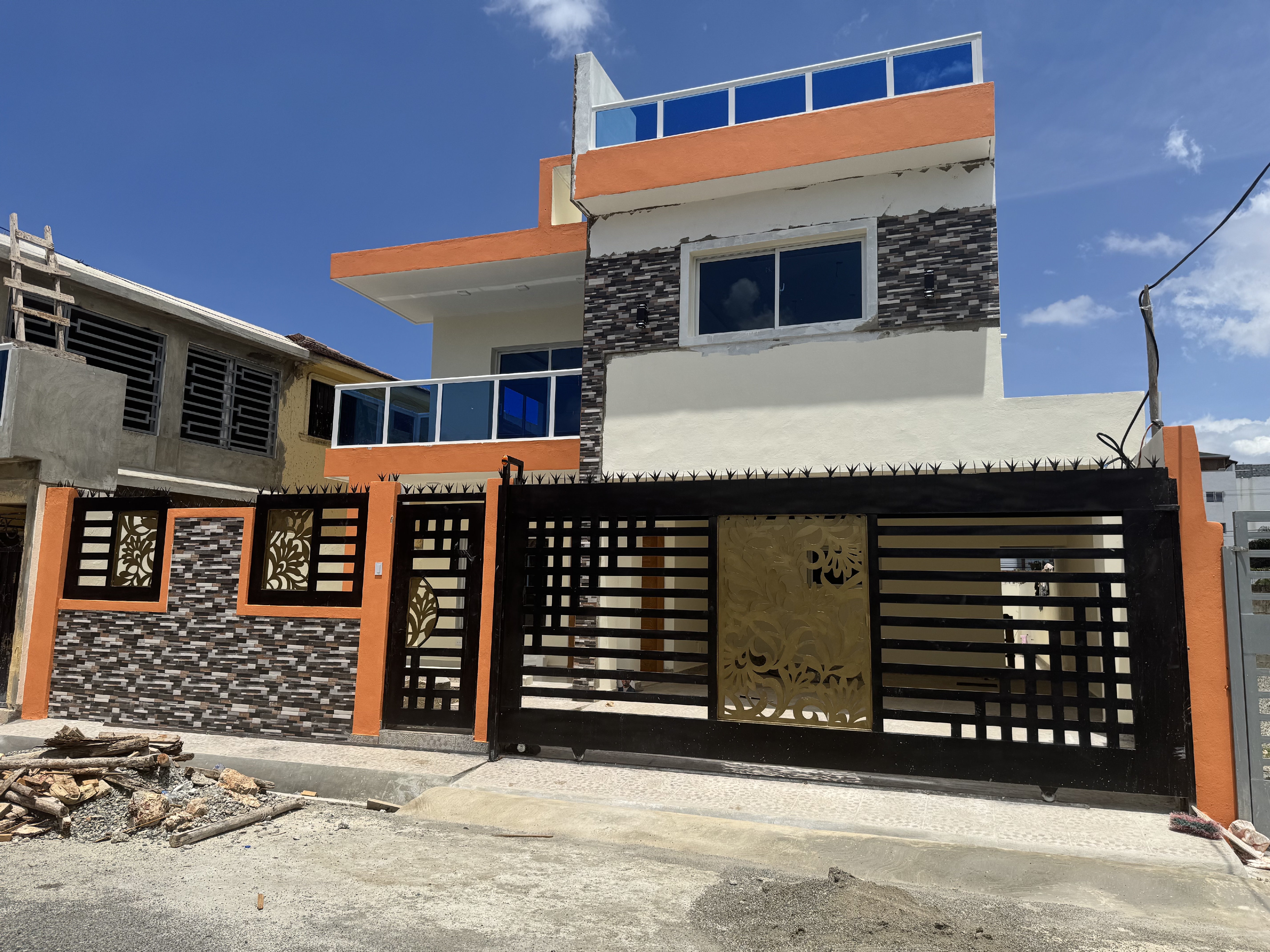 casas - venta de casa lujosa en la autopista de san isidro prado oriental  0