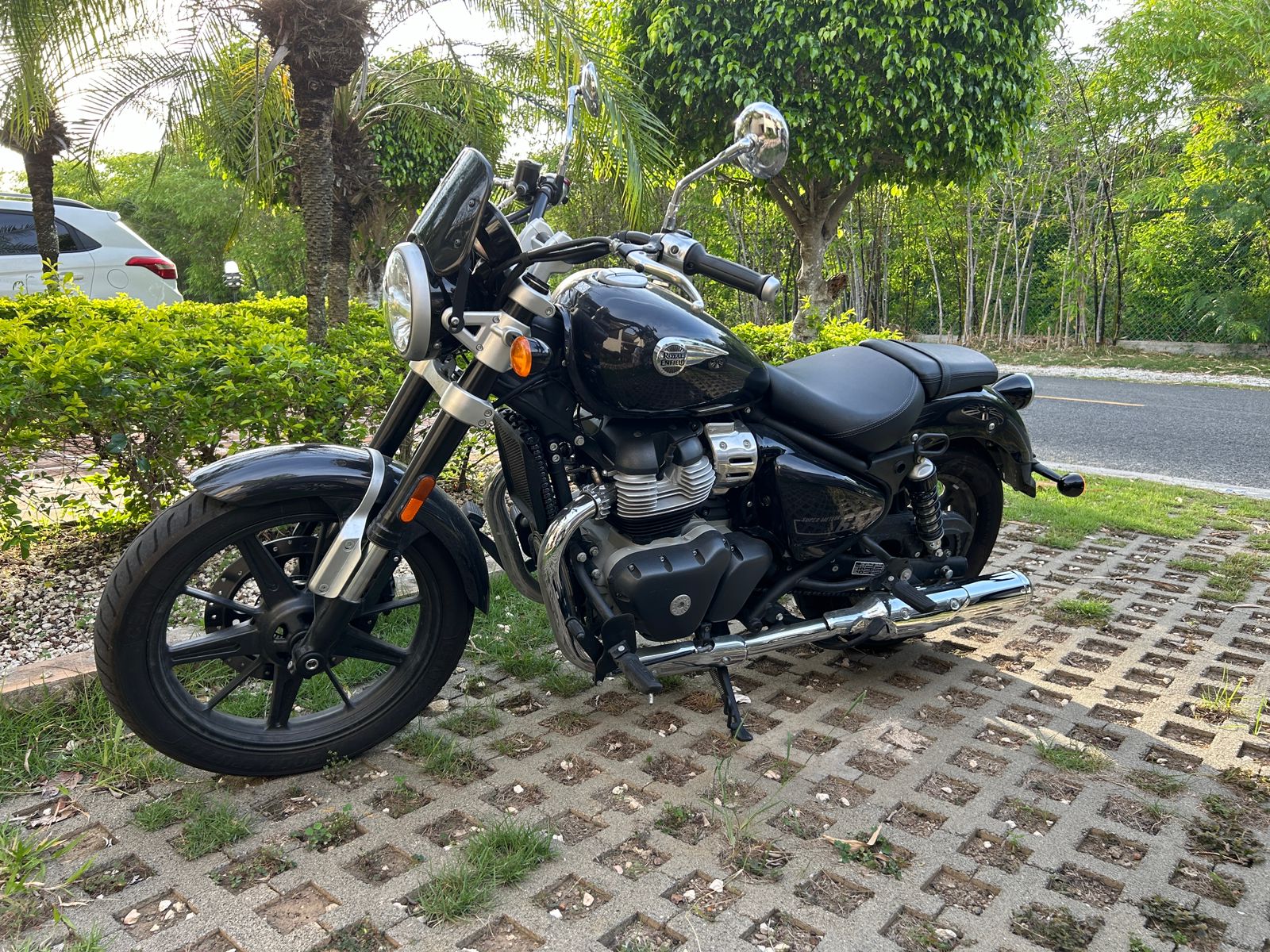 motores y pasolas - Royal Enfield Super Meteor 650 – Como Nueva 1