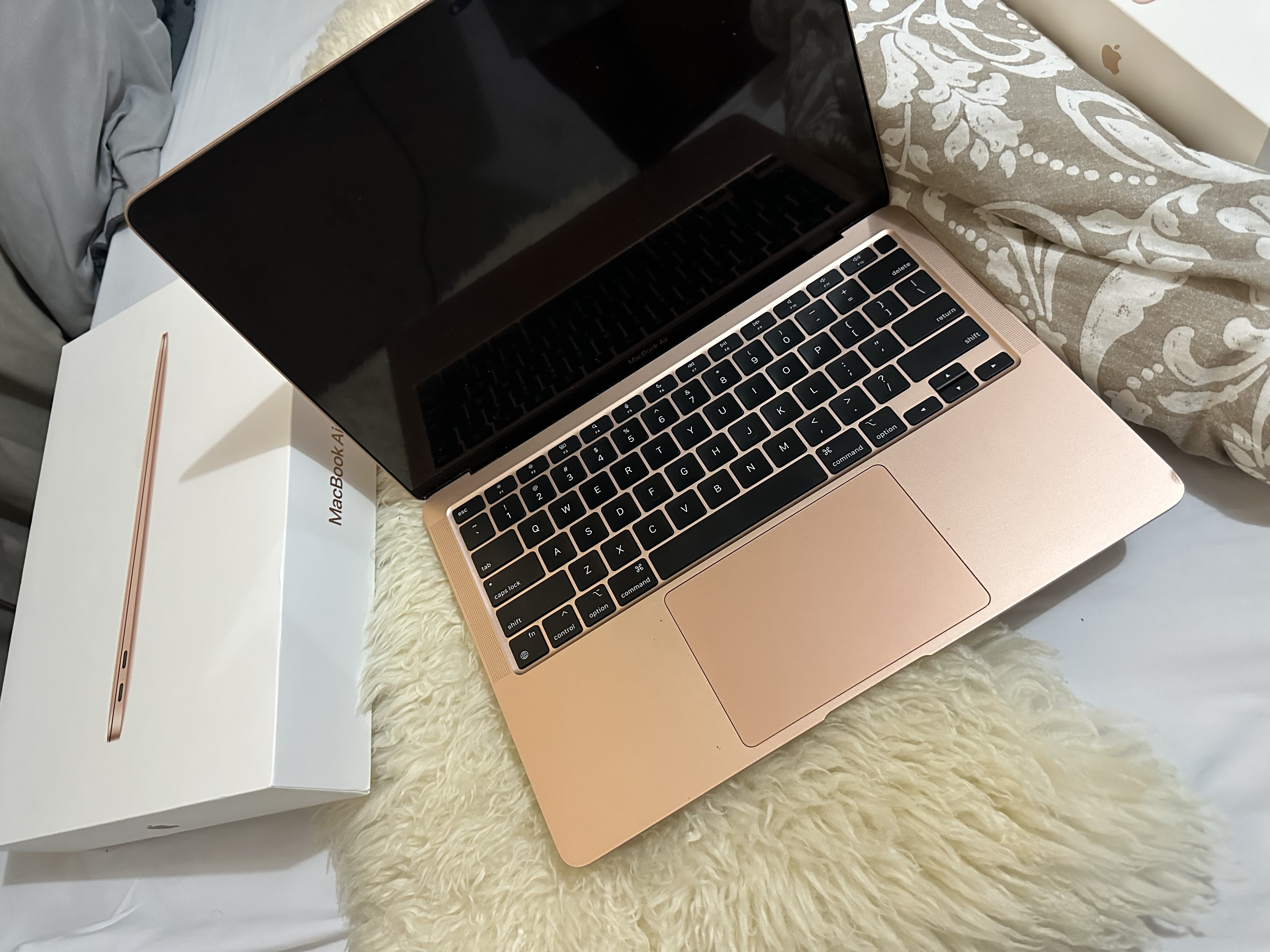 computadoras y laptops - Macbook air 13’3 Rose gold 1