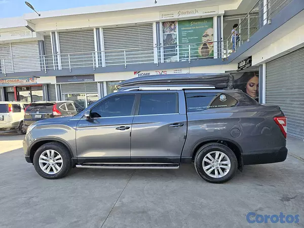 jeepetas y camionetas - KGM REXTON 2019 GRIS OSCURO DIESEL 7