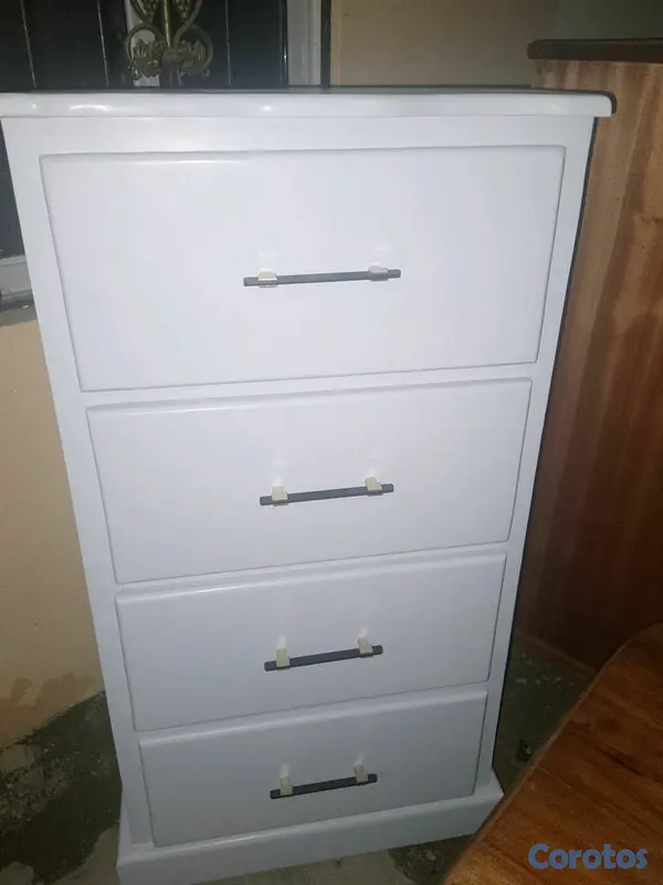 muebles y colchones - BIURY Gris claro 4 gavetas 
Pino tratando 
Lakiado 
Precio $ 9,500 pesos 

 2