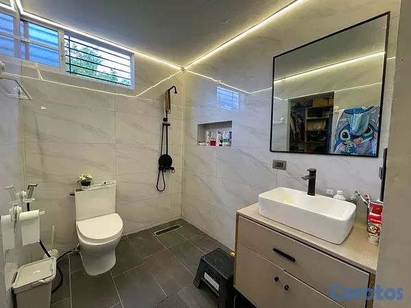 casas - Casa totalmente remodelada en venta en Quisqueya justo al borde del millón 9