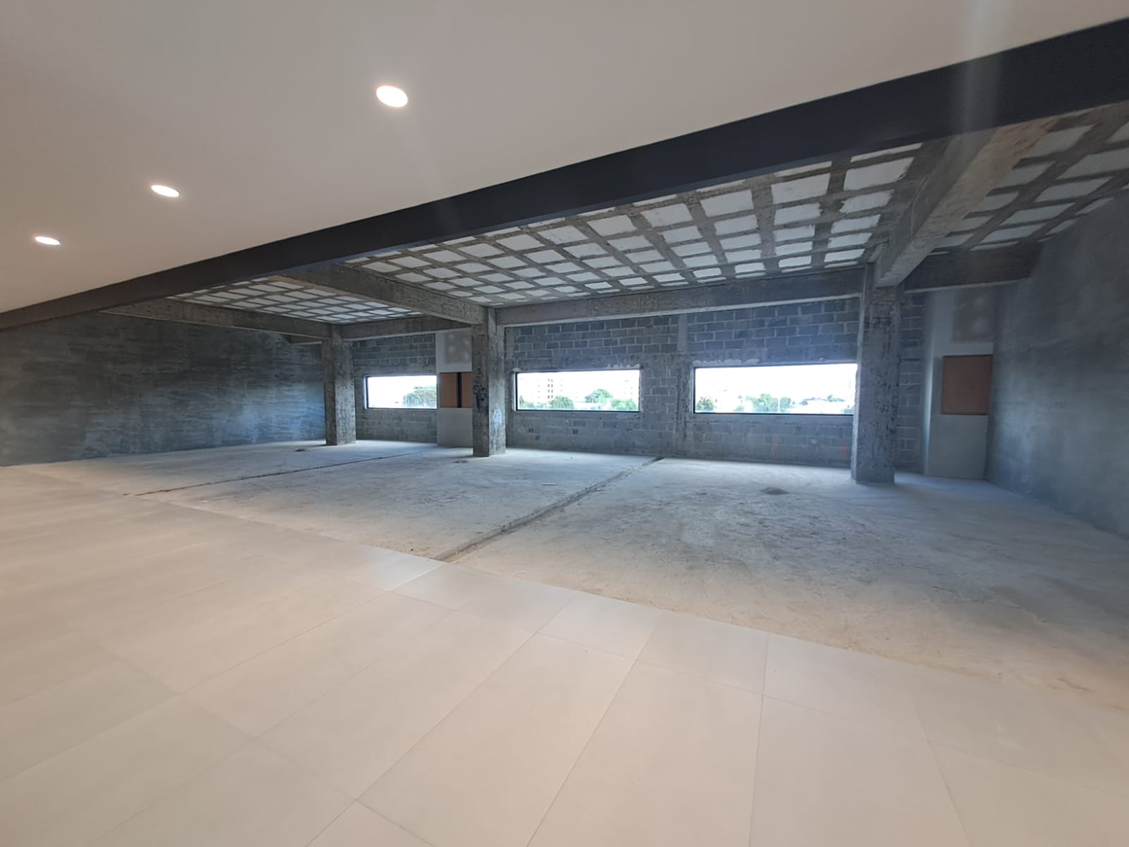 oficinas y locales comerciales - Alquilo Local  4to piso 86 mts en los prados  8