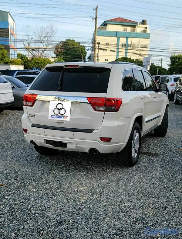 jeepetas y camionetas - JEEP GRAND CHEROKEE LAREDO 2011 8