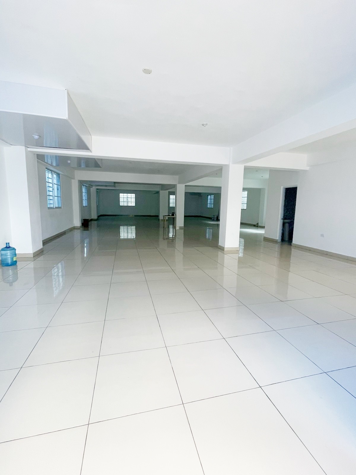 oficinas y locales comerciales - Local céntrico en Primer nivel  4