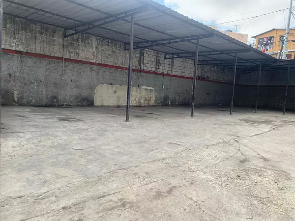 oficinas y locales comerciales - Local amplio en Arroyo hondo  6
