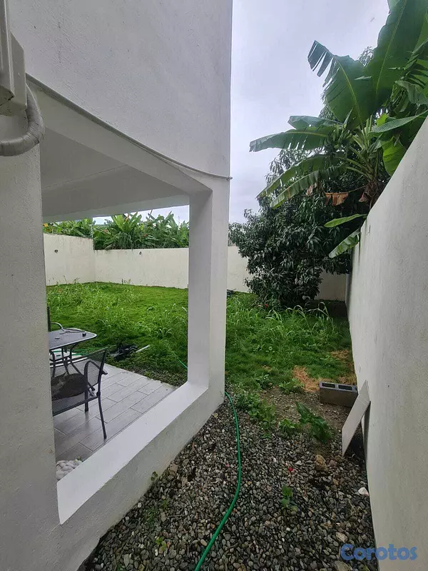 casas - VENDO Casa de 3 Habitaciones  en la Av. República  20