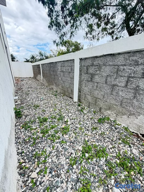 apartamentos - venta de apartamento primer piso con patio en la autopista de san isidro  2