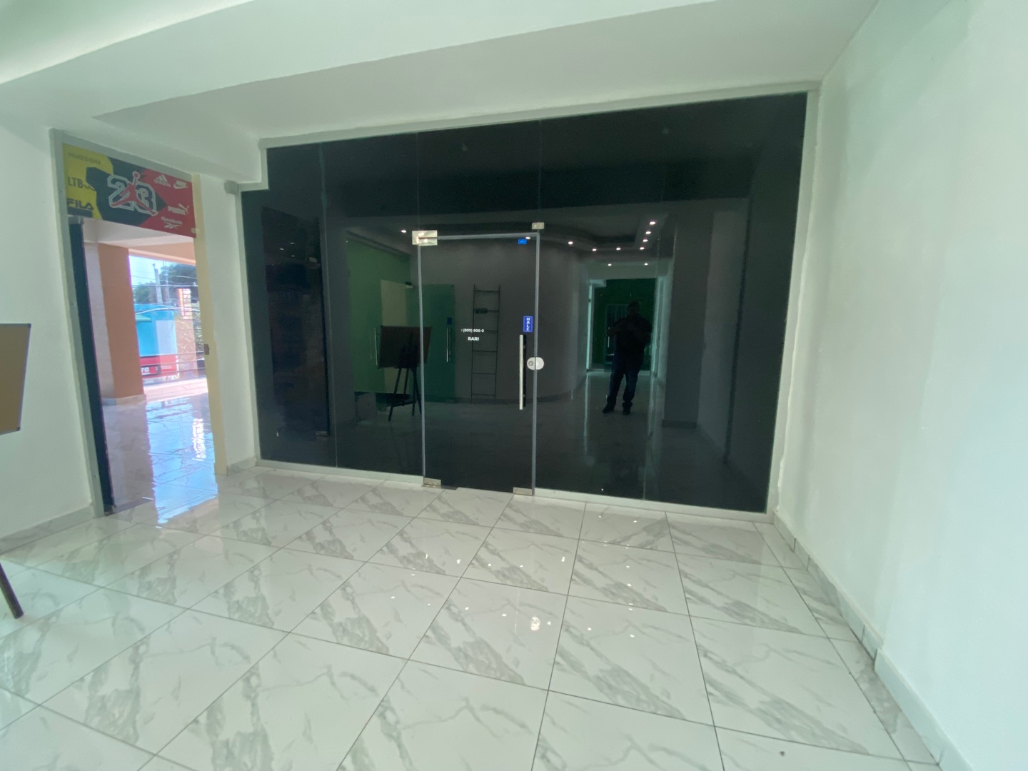 oficinas y locales comerciales - LOCAL COMERCIAL EN RENTA SEGUNDO NIVEL PLAZA BOLÍVAR  1