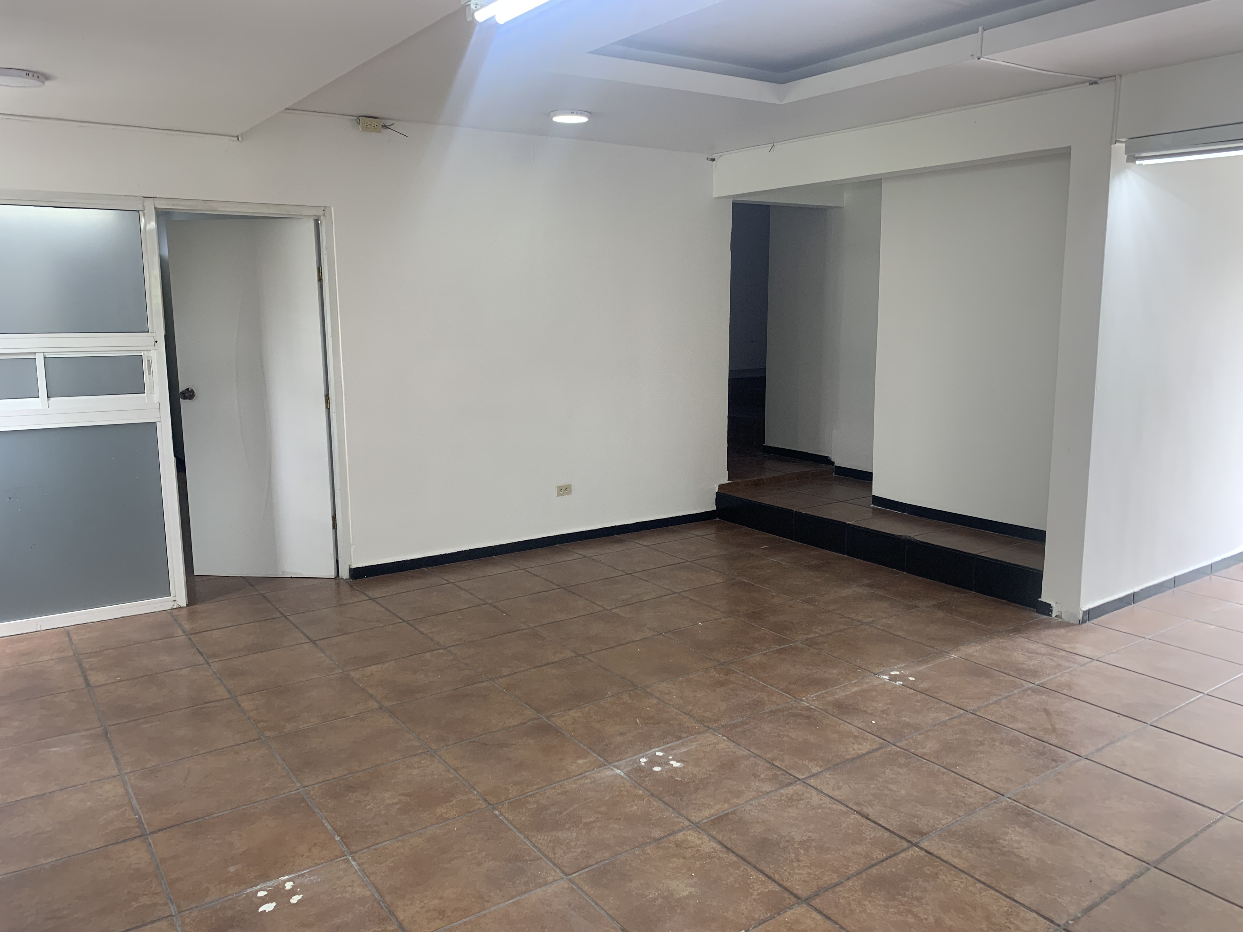 oficinas y locales comerciales - Local céntrico en Evaristo morales  2