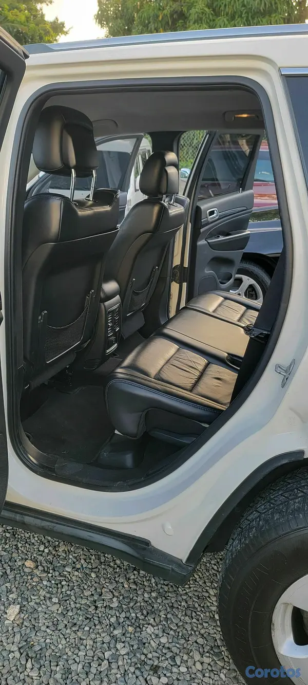 jeepetas y camionetas - JEEP GRAND CHEROKEE LAREDO 2011 4