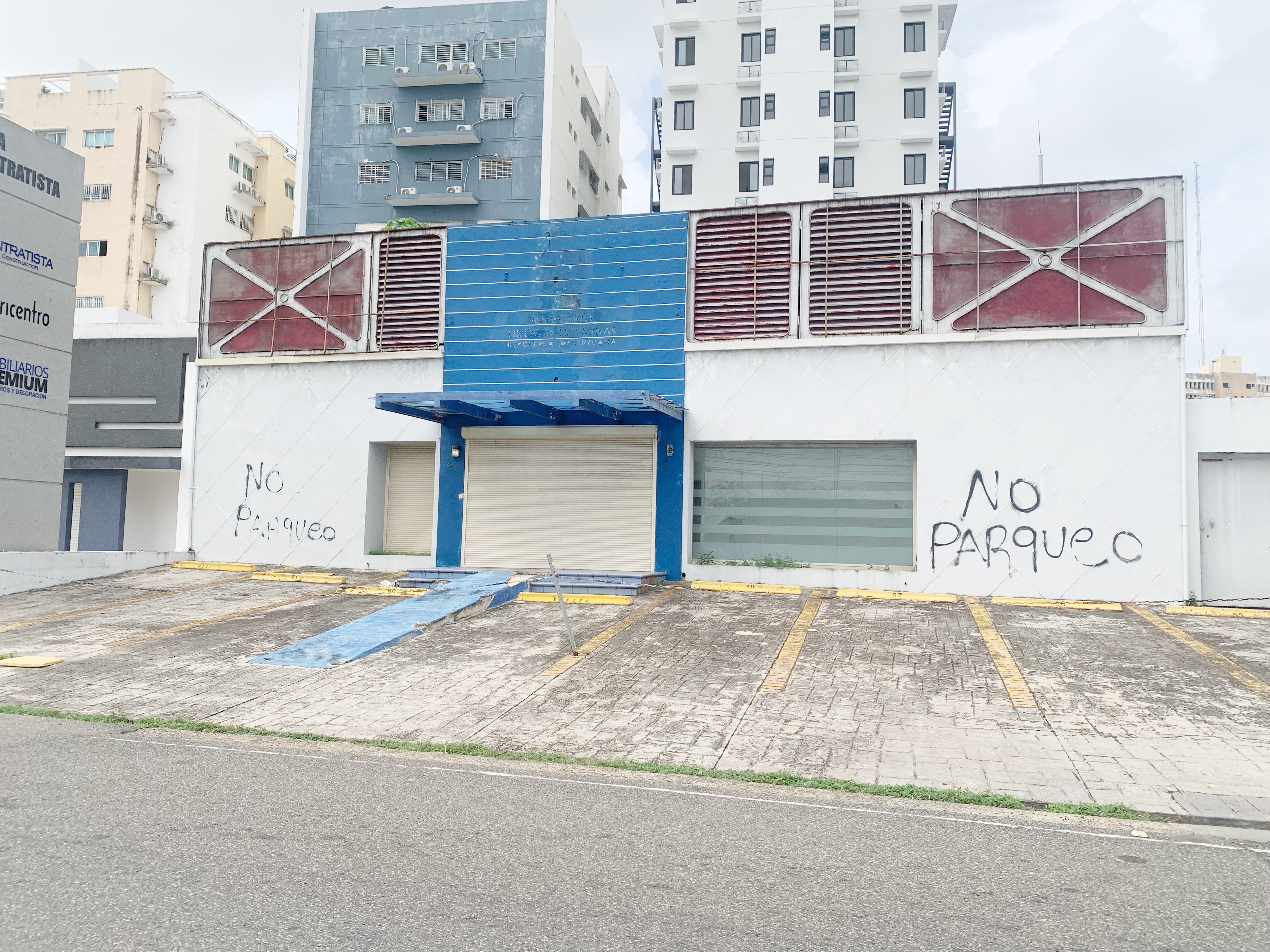 oficinas y locales comerciales - Local céntrico en Naco  3