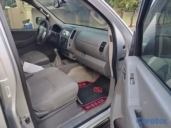 jeepetas y camionetas - Nissan frontier SV 2015 transmisión mecánica  8