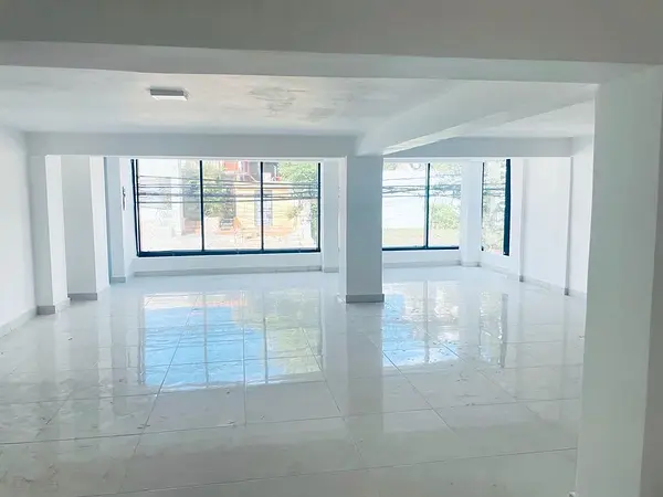 oficinas y locales comerciales - Local comercial amplio  4