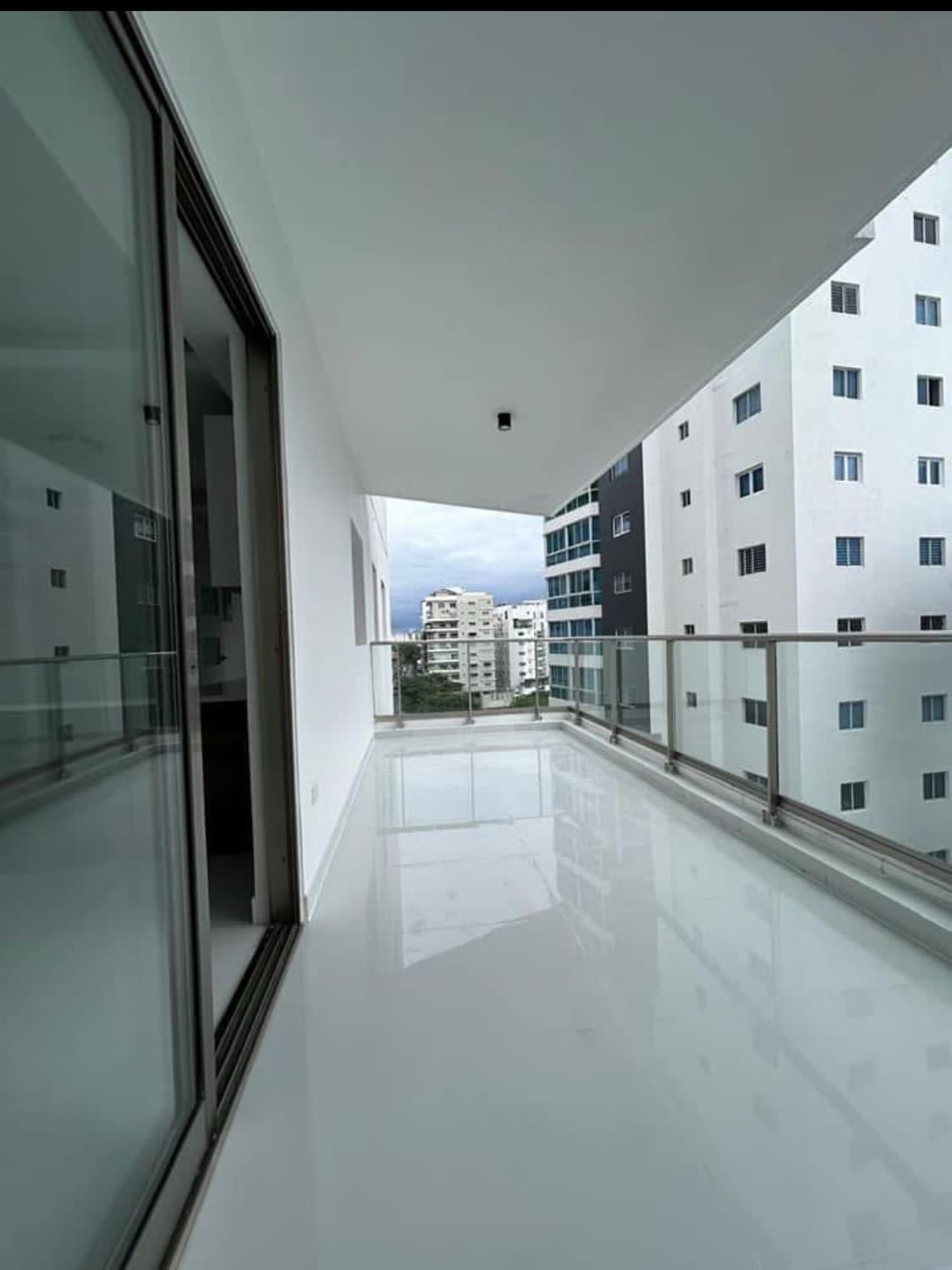 apartamentos - Vendo Urb real puso 11 tres habitaciones con baño  8