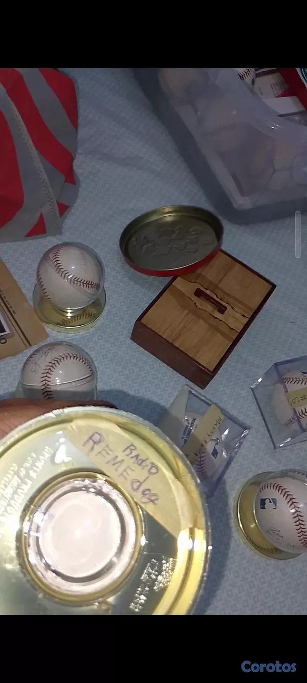 Artículos Deportivos - Colesión de pelotas, 
bates y monedas  20