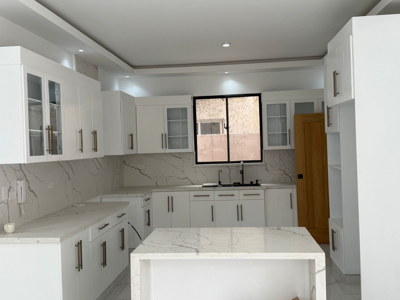 casas - CASA MODERNA EN VENTA DE DOS NIVELES, SANTIAGO. 2