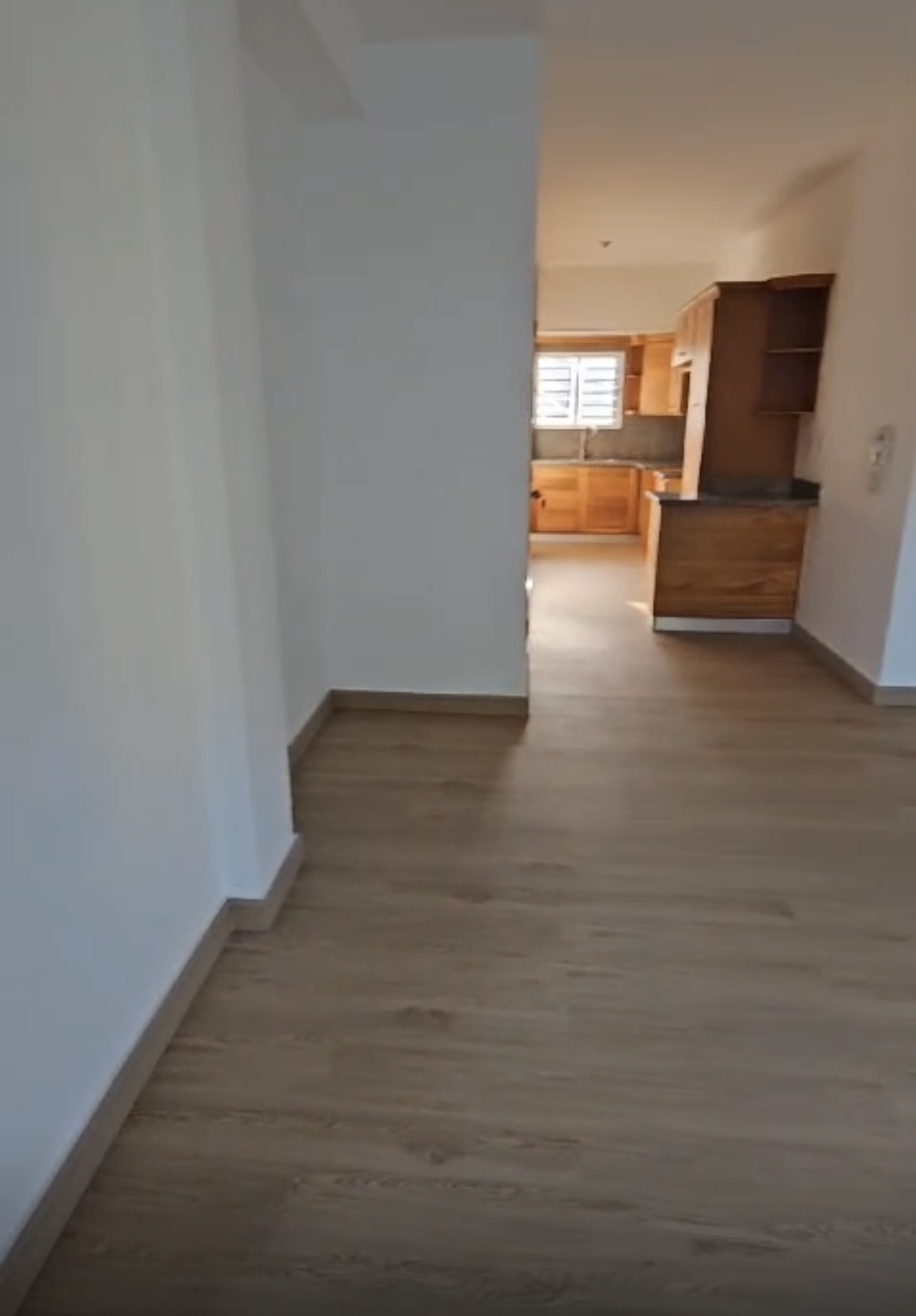 apartamentos - Alquiló segundo nivel en el millón tres hab 2.5 ba 0