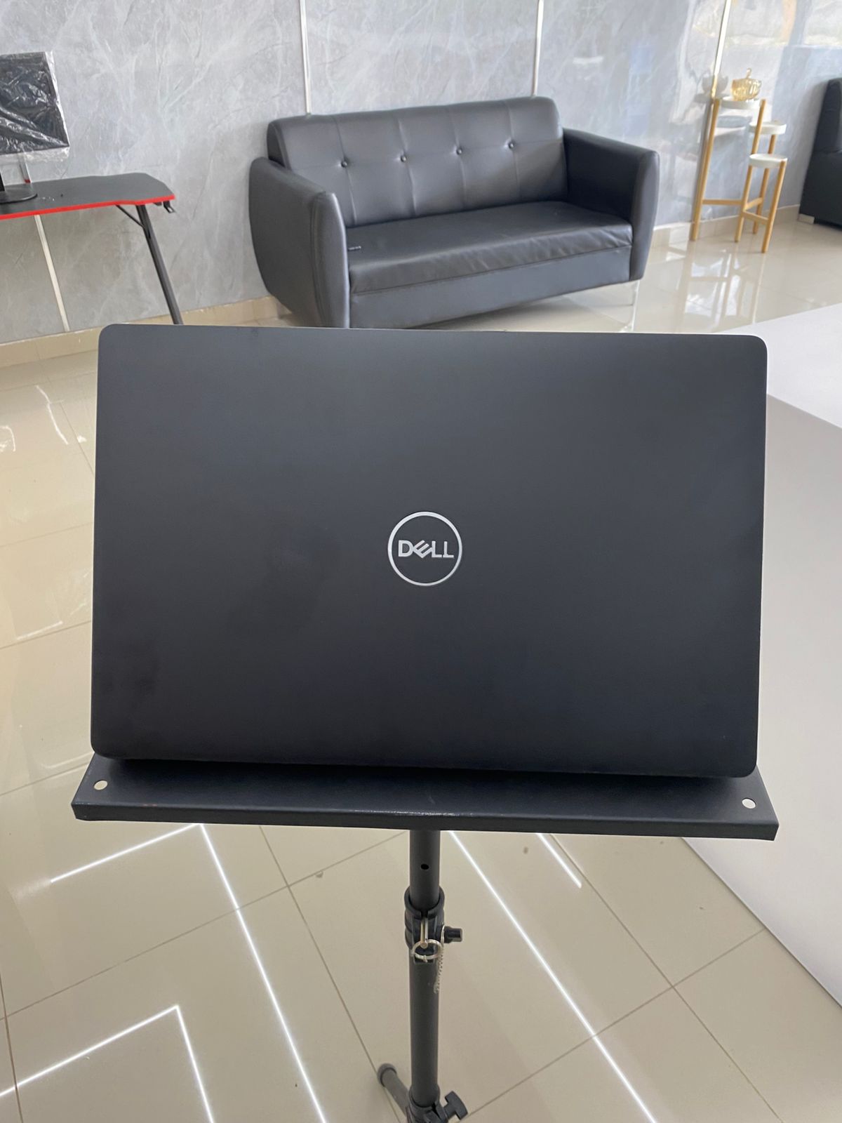 computadoras y laptops - Laptop Dell Latitud E5501 core i5 9na generación p 1