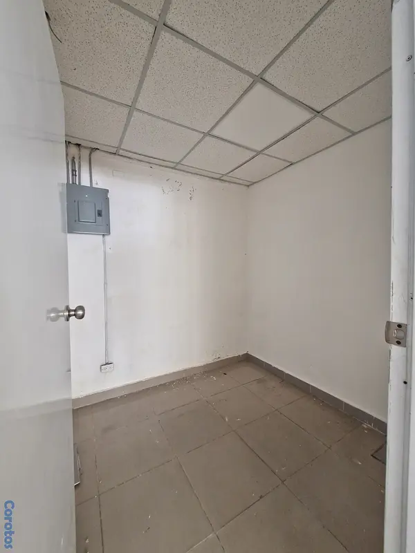 oficinas y locales comerciales - Local en alquiler en Naco frente a avenida 7