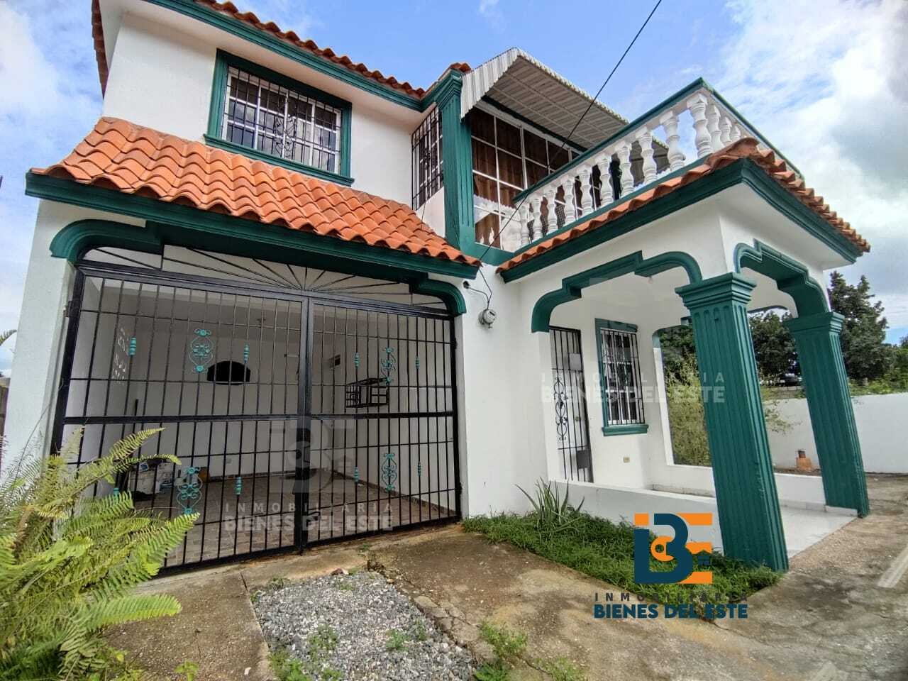 casas - Casa de Dos Niveles con Amplio Patio, 305 Metros de solar 1