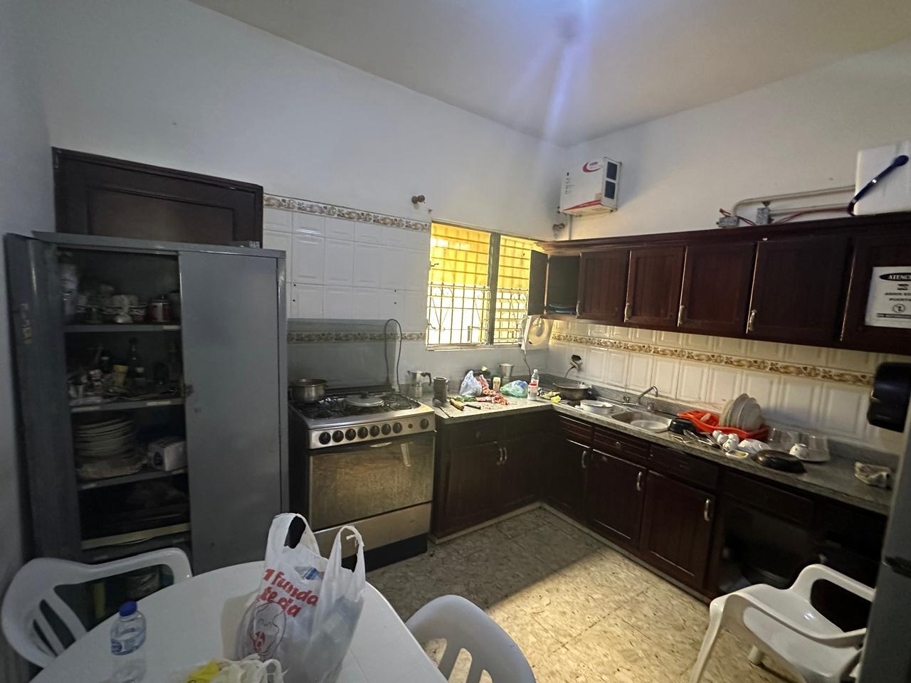 casas -  Casa de 3 niveles en La Castellana, 4 HABS., 350 Mts.2 de OPORTUNIDAD 2